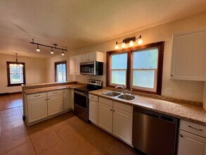 Building Photo - Large 3 Bed 2 Bath Single Family Home in Marshfield