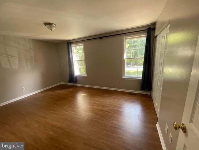 Building Photo - 10075 Maple Leaf Dr