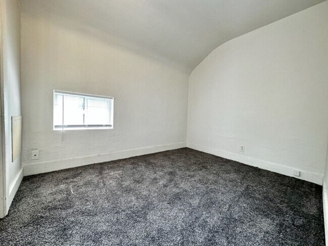 Building Photo - 1243 E Walnut St