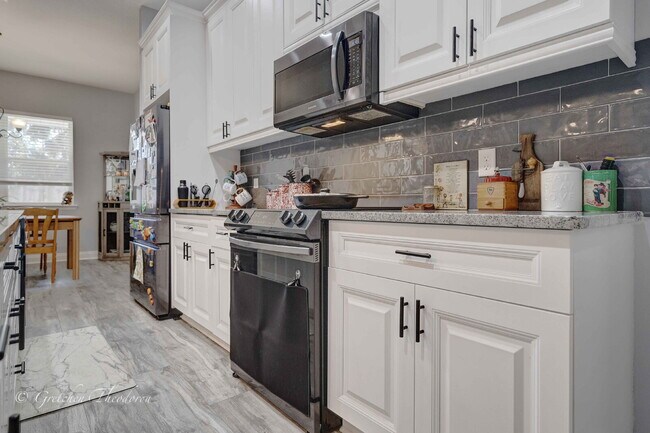 Building Photo - "Charming 3-Bedroom Oasis with 2 Baths and...