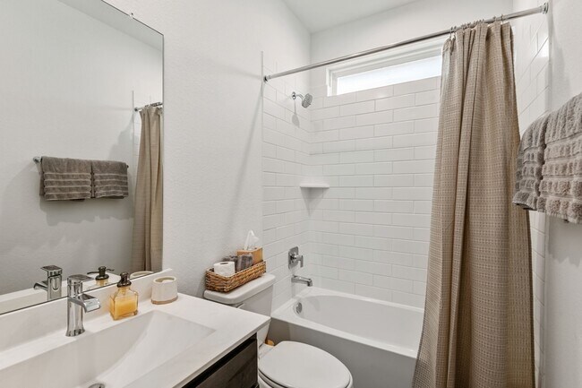 Building Photo - 560 Newcomb Holw Dr