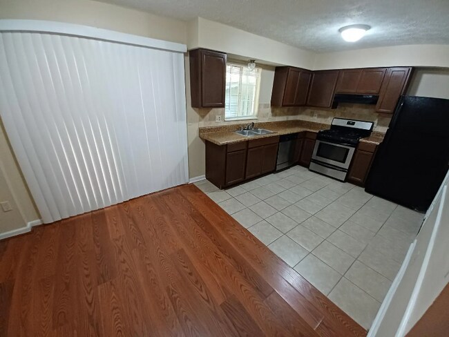 Building Photo - 8893 Roberts Dr