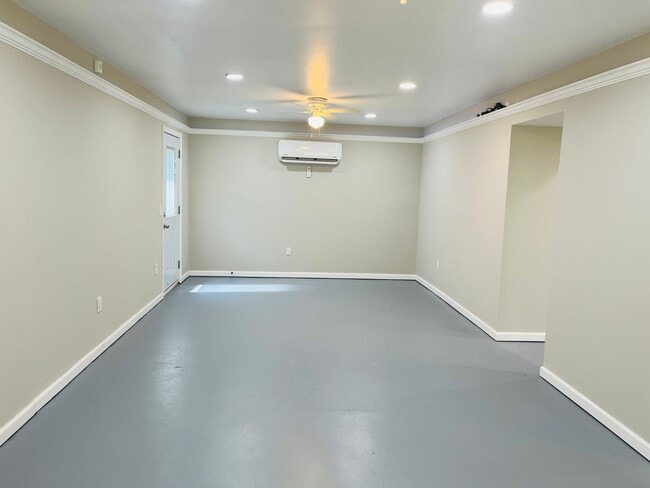 Building Photo - Beautiful 3 bedroom, 3 bathroom with large...