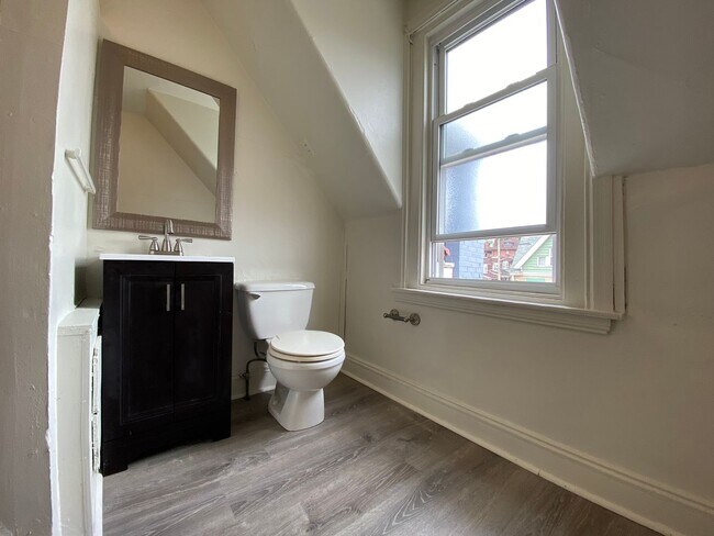 Building Photo - Stunning Two Bedroom in Oakland! One Off-S...