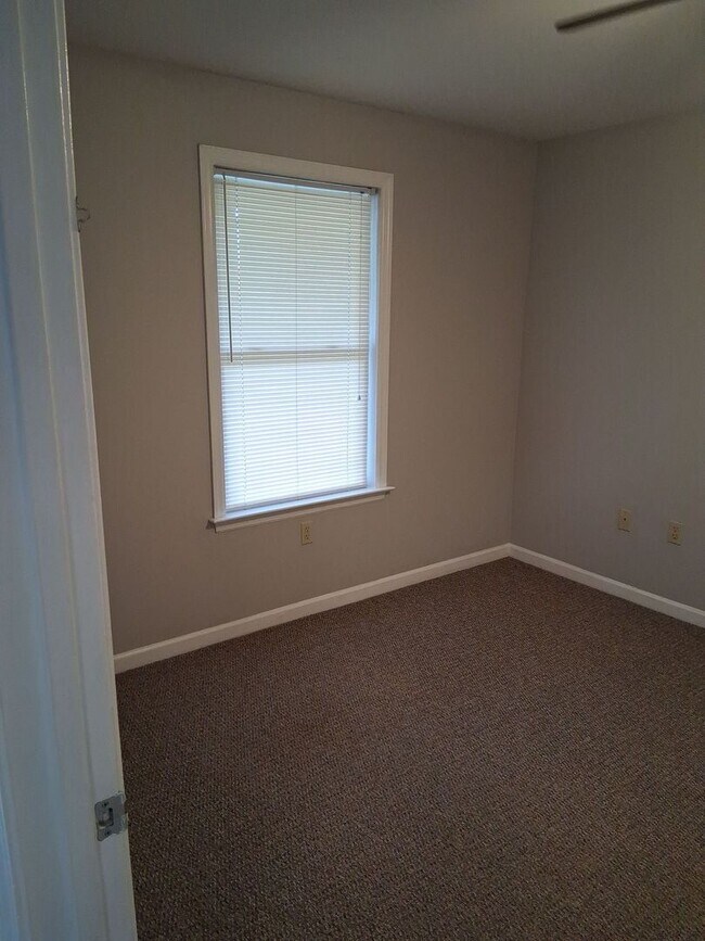 Building Photo - Laurel Station - 3BR/2BA Condo in Fort Sanders available for FALL 2026! Rent includes TWO assigne...