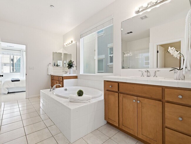 Building Photo - 6010 Hillbrook Pl