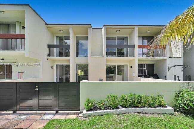 Building Photo - 9133 Fontainebleau Blvd