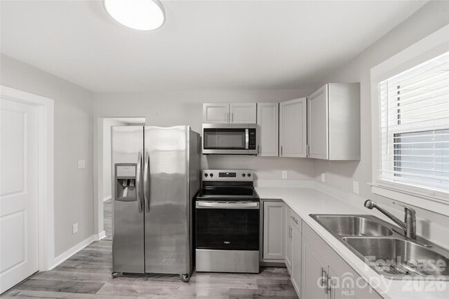 Building Photo - 2301 Shamrock Dr