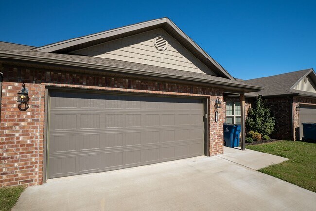 Building Photo - Charming 3-bedroom, 2-bathroom home located in the beautiful Pea Ridge, AR