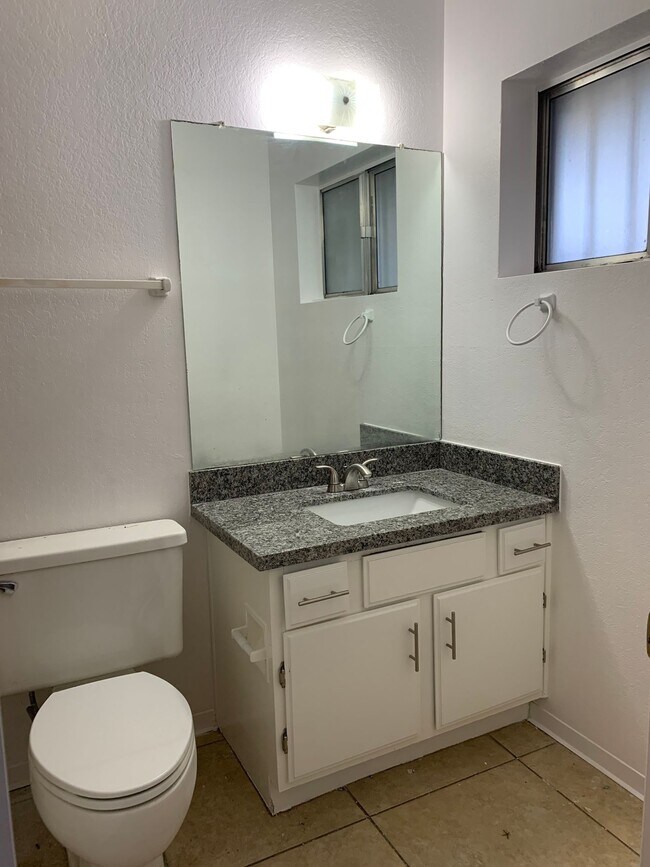 Building Photo - Small Apartment Community, Remodeled One bed/One bath!