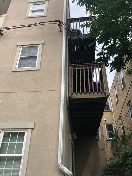 Building Photo - 2144 Christian St