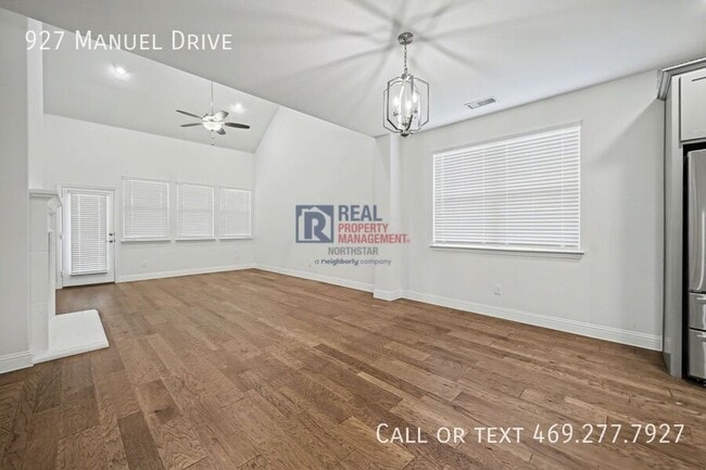 Building Photo - 927 Manuel Dr