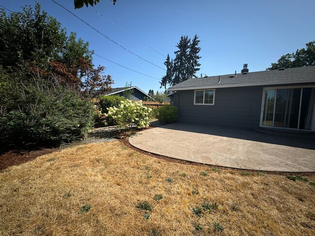 Building Photo - Great 4-Bedroom, 1.5-Bath Home In The River Road Area Of Eugene!