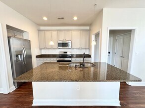 Building Photo - Beautiful 1-Bedroom Corner Unit - Just minutes from Uptown Charlotte!