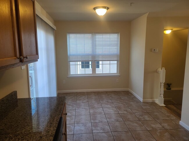 Building Photo - 3 Bedroom 2 1/2 bath ** End Unit** Townhome for Rent in Waynesboro