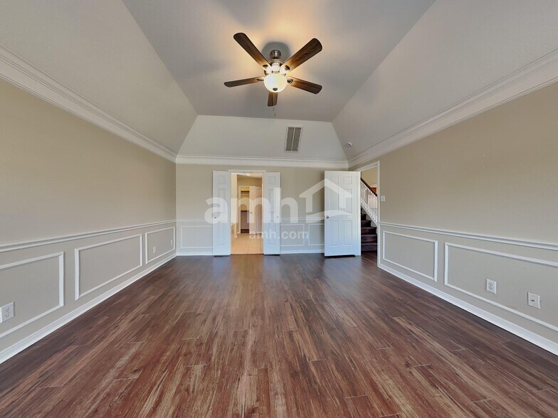 Building Photo - 439 Pinewood Ridge Dr