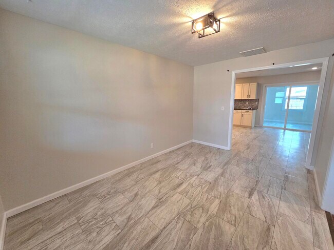 Building Photo - 213 W Aven Ave