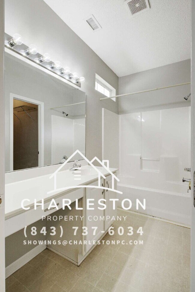 Building Photo - 6040 Fieldstone Cir