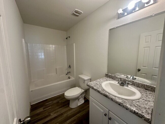 Building Photo - 226 W Watson Ct