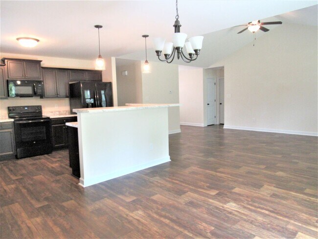 Building Photo - 136 Laredo Dr