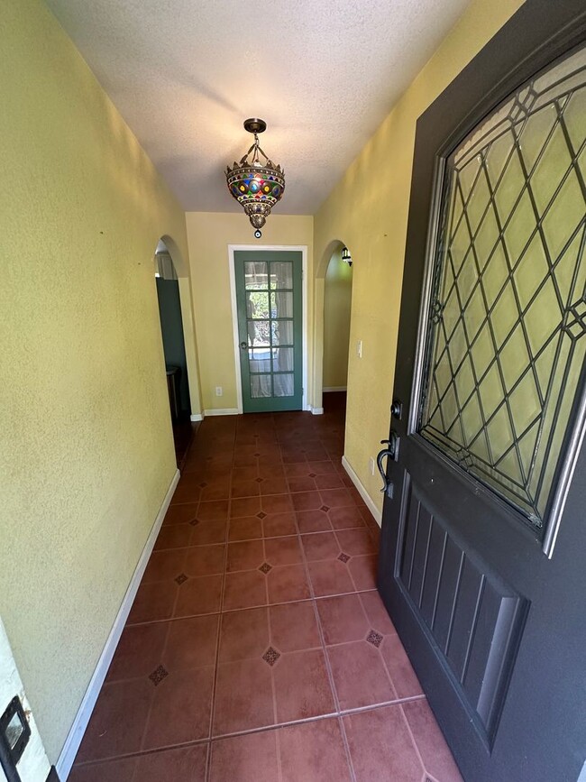 Building Photo - Gorgeous 4 Bed 2.5 Bath, single family hom...