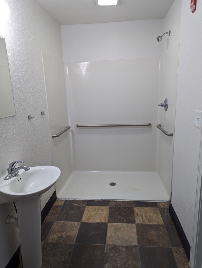 Building Photo - Modern Studio in Heart of Downtown - All Utilities and Internet Included!