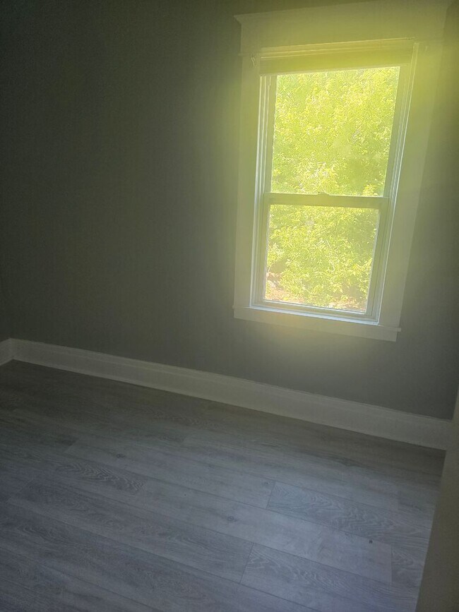 Building Photo - Three Bed 1 Bath Apartment for Rent!