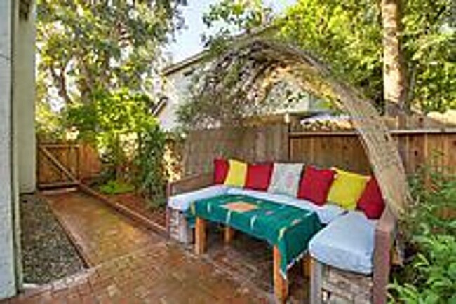 Building Photo - Beautiful 3 Bedroom Home-$750.00 Off 1st M...