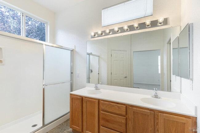 Building Photo - 201 Spur Ridge Ln