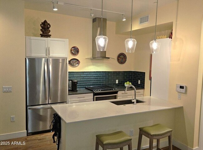 Building Photo - Resort Living in Midtown!!  Pool, Dog walk...