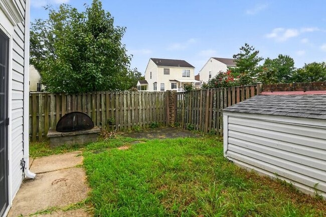 Building Photo - Pet Friendly End Unit Townhouse with Fence...