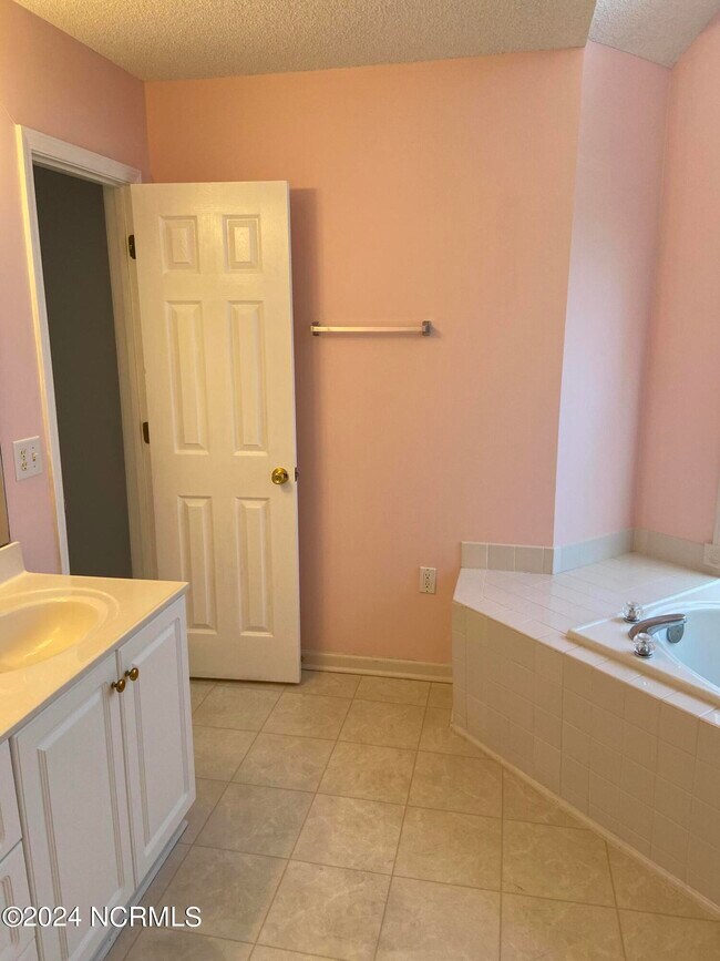 Building Photo - 4158 Breezewood Dr