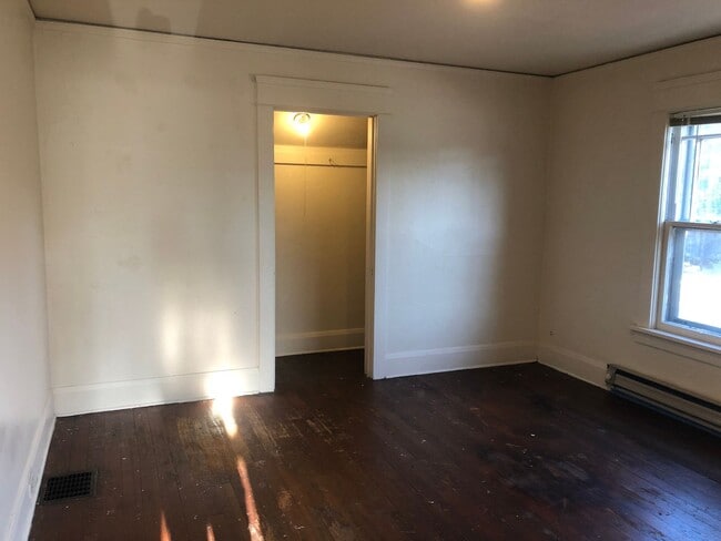Building Photo - Vintage Campus House ~  3 bedrooms, 1.5 bath