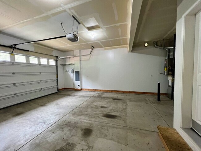 Building Photo - Pet Friendly 3 Bedroom in Campus Glen Neighborhood