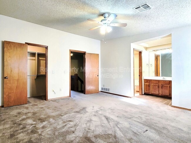 Building Photo - 14011 Fairhill Ave