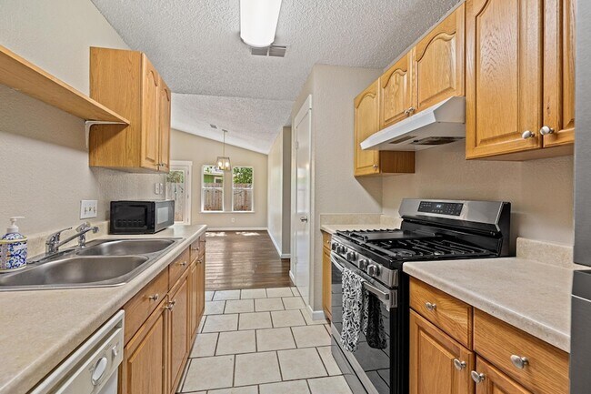 Building Photo - 906 Oleander Ln