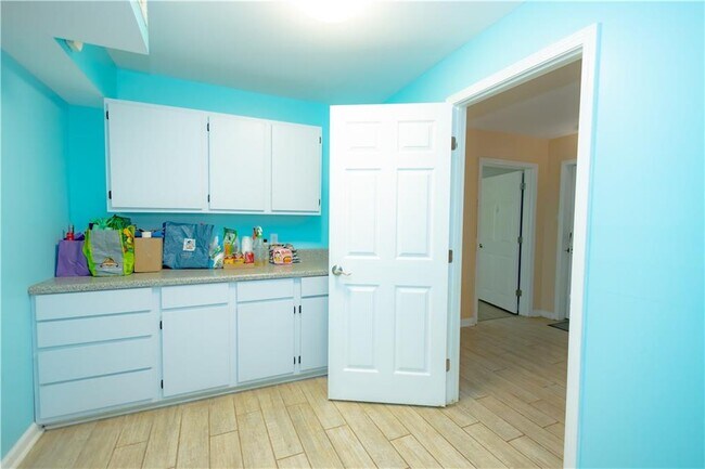 Building Photo - 3233 River Oak Pl
