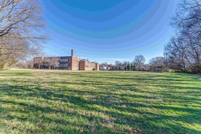 Building Photo - 523 N Bertrand St