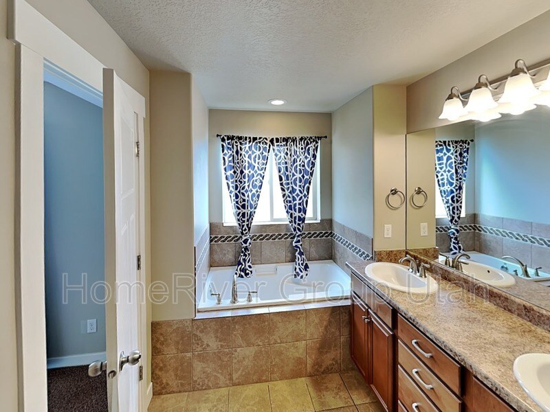 Building Photo - 10796 N La Costa