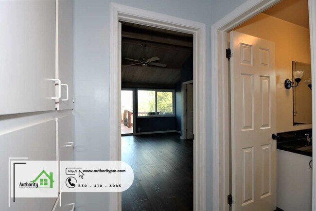 Building Photo - 875 Lakeview Dr