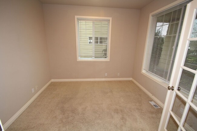 Building Photo - 4 BEDROOM WOODBRIDGE REDMOND HOME FOR RENT...