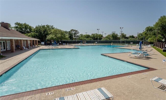 Building Photo - Newly Renovated 4 bed, 2.5 bath Townhome i...