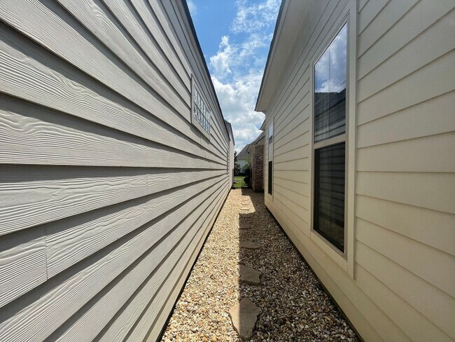 Building Photo - 3 Bedroom House off Nicholson with Community Pool