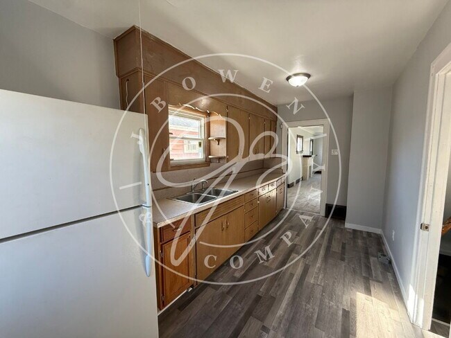 Building Photo - "Charming 2-Bedroom Retreat in West Toledo with huge garage.