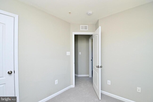 Building Photo - 11177 Southport Pl