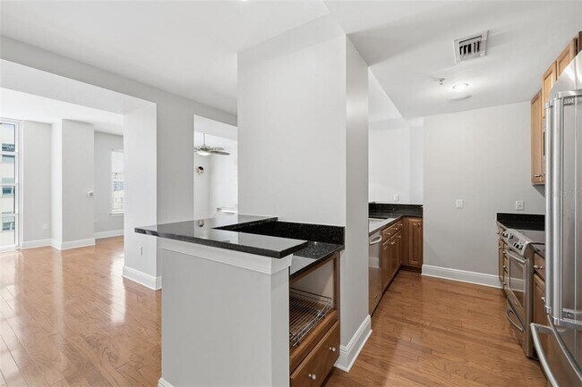 Building Photo - 1227 E Madison St