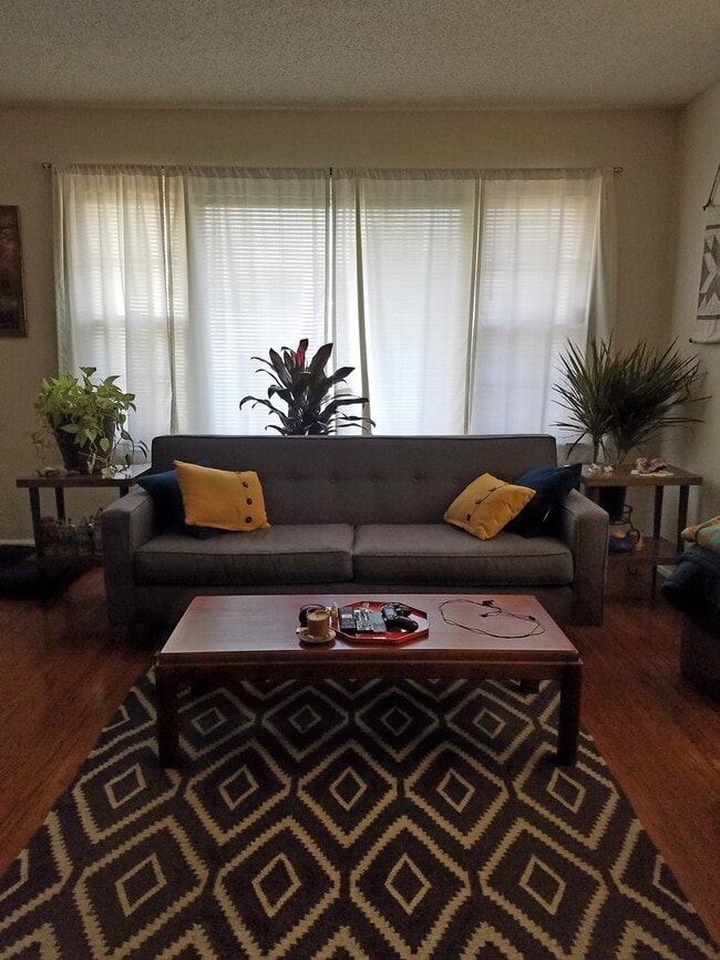 Building Photo - Three Bedroom Corner Lot Walking Distance to Park Circle