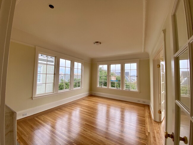 Building Photo - 1BR/1BA Penthouse Level Pacific Heights St...