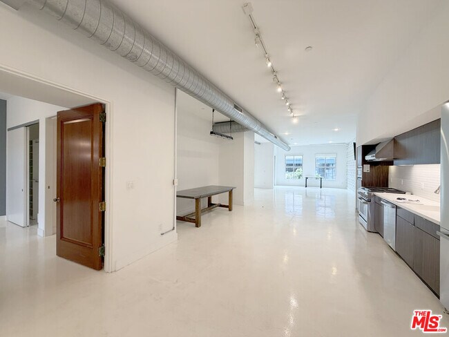 Building Photo - 212 Marine St