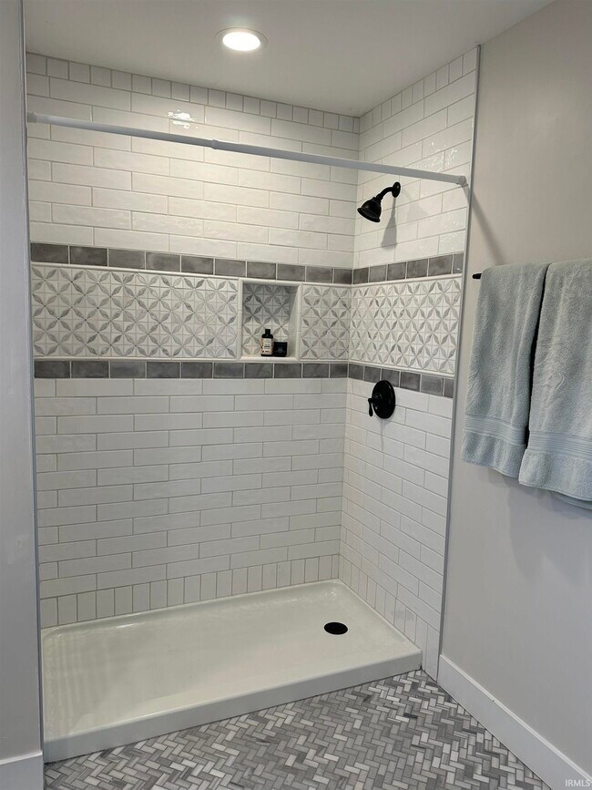 Building Photo - 126 E North St